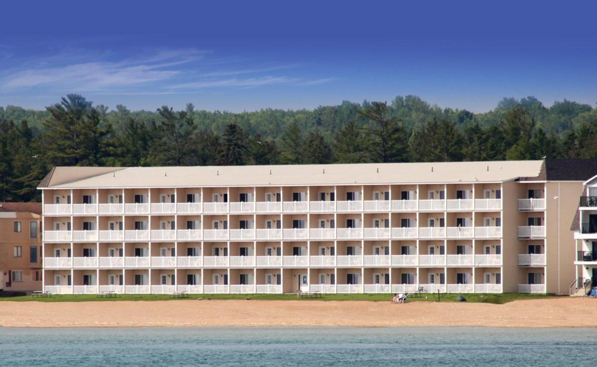 Mackinaw Beach And Bay Inn & Suites Mackinaw City Exterior photo